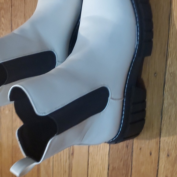 Steve Madden /Madden Girl White & Black lug platform boots, size 10 - Picture 3 of 6